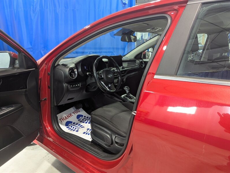 2021 Kia Forte EX   - Photo 7 - Calgary, AB T2B 2Y9