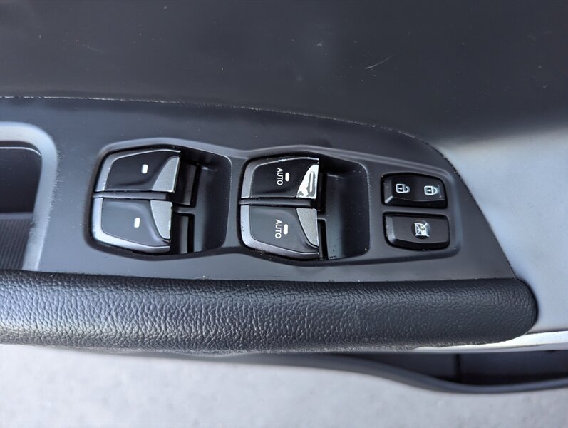 2017 Hyundai SANTA FE SE - Photo 9 - Calgary, AB T2B 2Y9