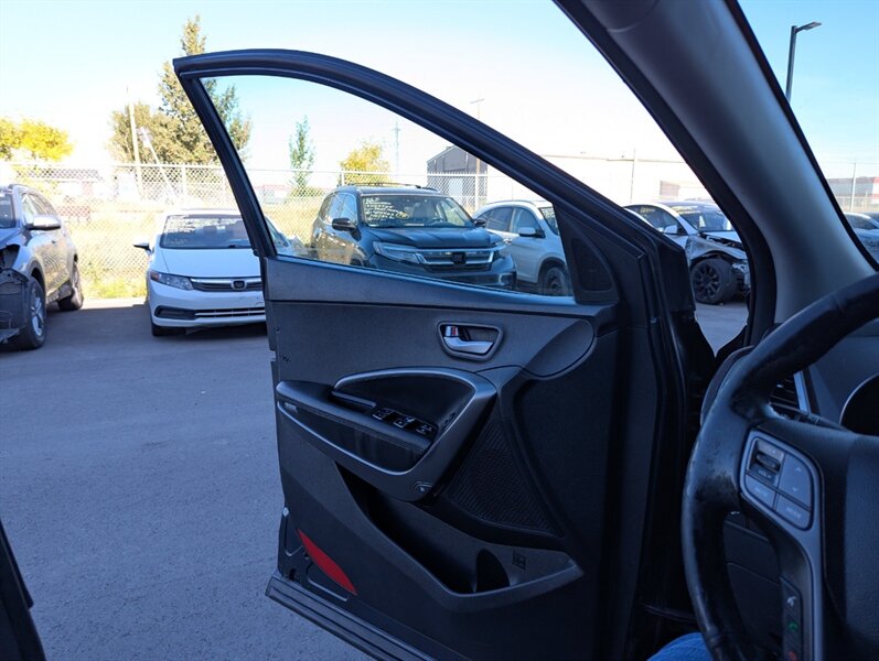 2017 Hyundai SANTA FE SE - Photo 14 - Calgary, AB T2B 2Y9