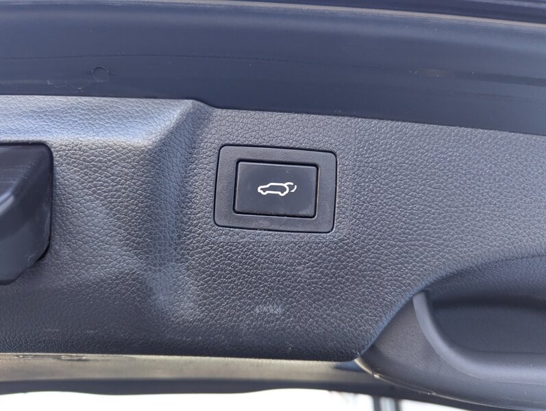 2017 Hyundai SANTA FE SE - Photo 36 - Calgary, AB T2B 2Y9