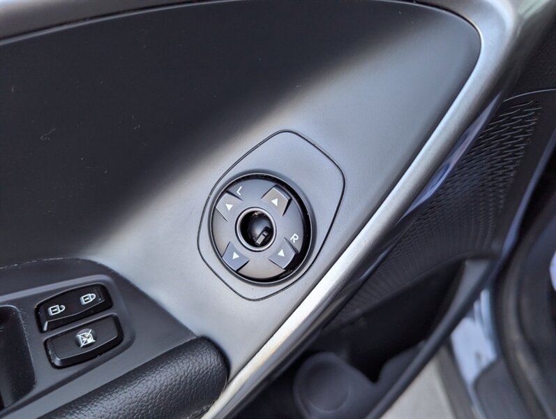 2017 Hyundai SANTA FE SE - Photo 10 - Calgary, AB T2B 2Y9