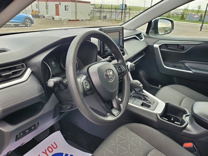 2022 Toyota RAV4 LE - Photo 12 - Calgary, AB T2B 2Y9