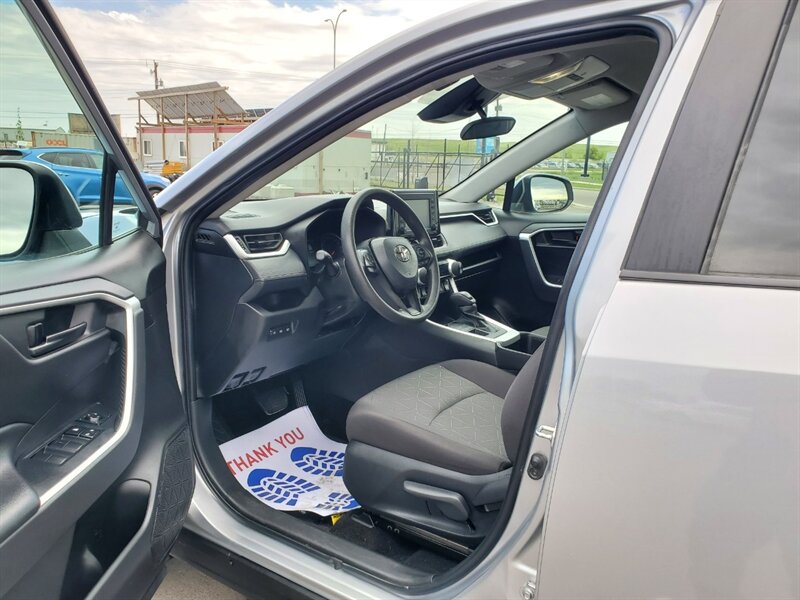 2022 Toyota RAV4 LE - Photo 7 - Calgary, AB T2B 2Y9