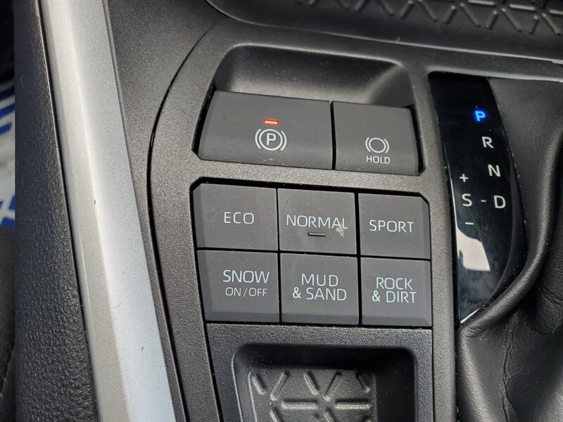 2022 Toyota RAV4 LE - Photo 26 - Calgary, AB T2B 2Y9