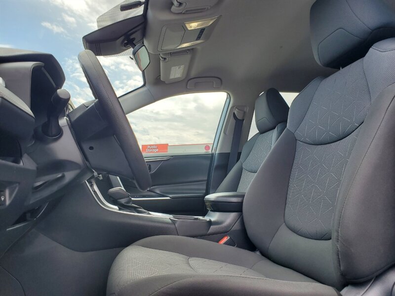2022 Toyota RAV4 LE - Photo 11 - Calgary, AB T2B 2Y9