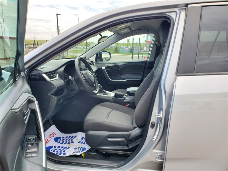 2022 Toyota RAV4 LE - Photo 8 - Calgary, AB T2B 2Y9