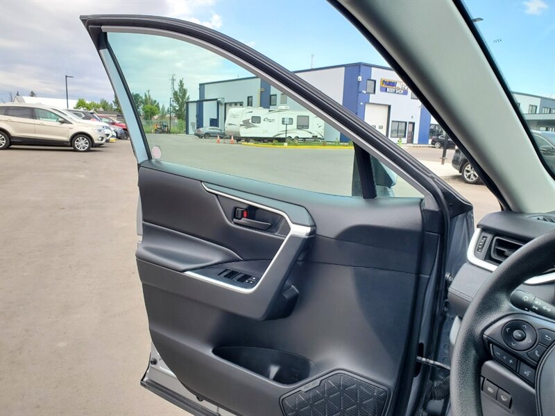2022 Toyota RAV4 LE - Photo 13 - Calgary, AB T2B 2Y9