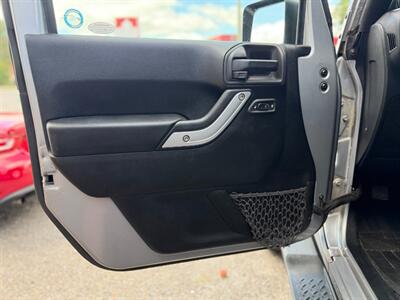 2014 Jeep Wrangler Unlimited Sahara 4x4 - Photo 9 - Oshawa, ON L1H 3M2