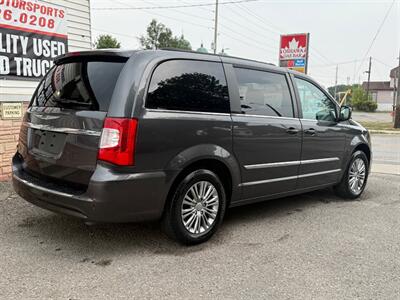 2016 Chrysler Town & Country Touring-L   - Photo 6 - Oshawa, ON L1H 3M2