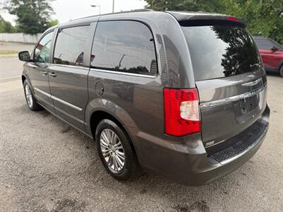 2016 Chrysler Town & Country Touring-L   - Photo 4 - Oshawa, ON L1H 3M2