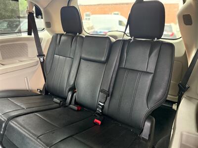 2016 Chrysler Town & Country Touring-L   - Photo 10 - Oshawa, ON L1H 3M2