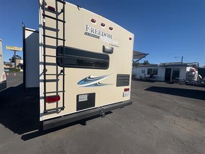 2019 FOREST RIVER FREEDOM EXPRESS ULTRA LITE 246 RKS   - Photo 5 - Santee, CA 92071