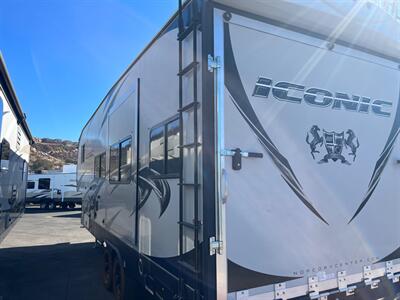 2017 ICONIC 2817 FIFTH WHEEL TOY HAULER 2817   - Photo 3 - Santee, CA 92071