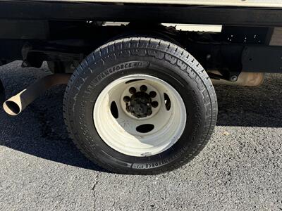 2023 Ford E-350 SD  Box Truck with Liftgate - Photo 5 - Nashville, TN 37210