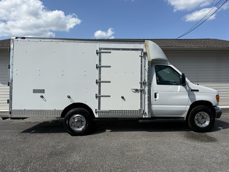 2006 Ford E-350 SD   - Photo 1 - Nashville, TN 37210