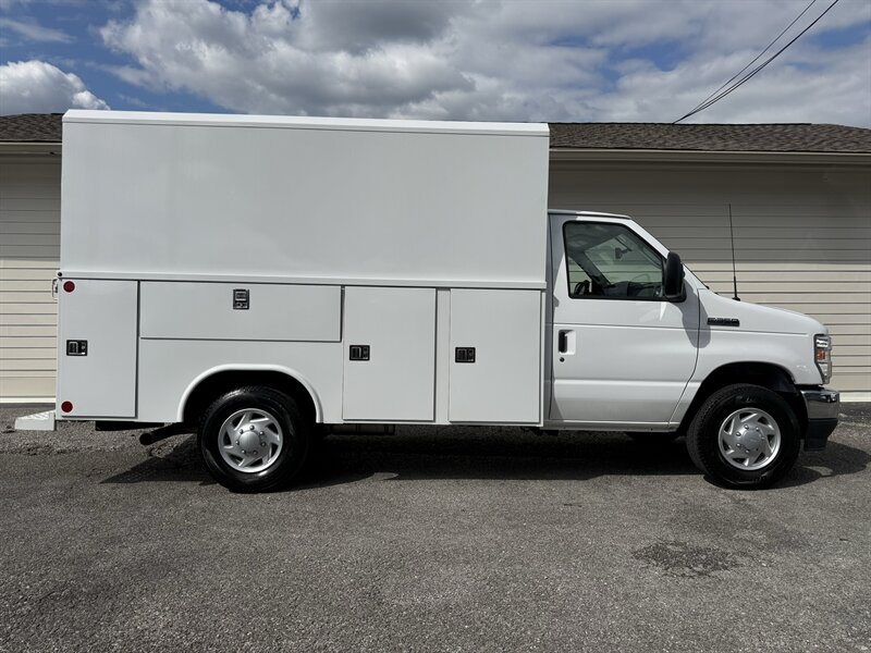 2023 Ford E-350 SD   - Photo 1 - Nashville, TN 37210