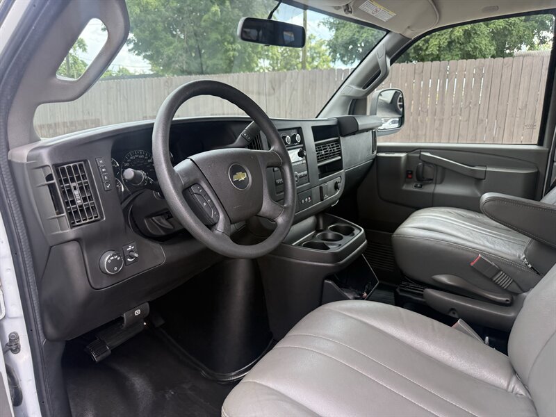 2018 Chevrolet Express LS 3500 - Photo 13 - Nashville, TN 37210