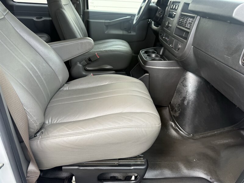 2018 Chevrolet Express LS 3500 - Photo 17 - Nashville, TN 37210