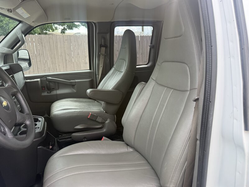 2018 Chevrolet Express LS 3500 - Photo 11 - Nashville, TN 37210