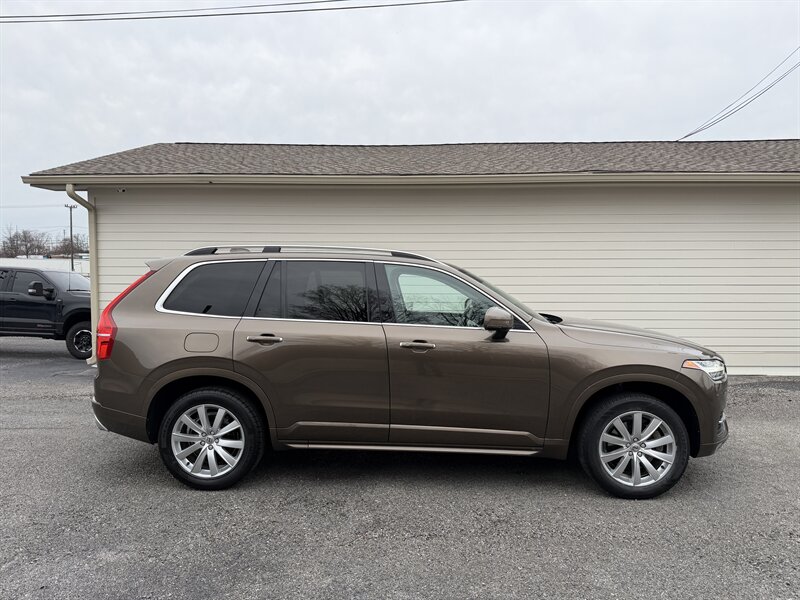 2017 Volvo XC90 T5 Momentum  
