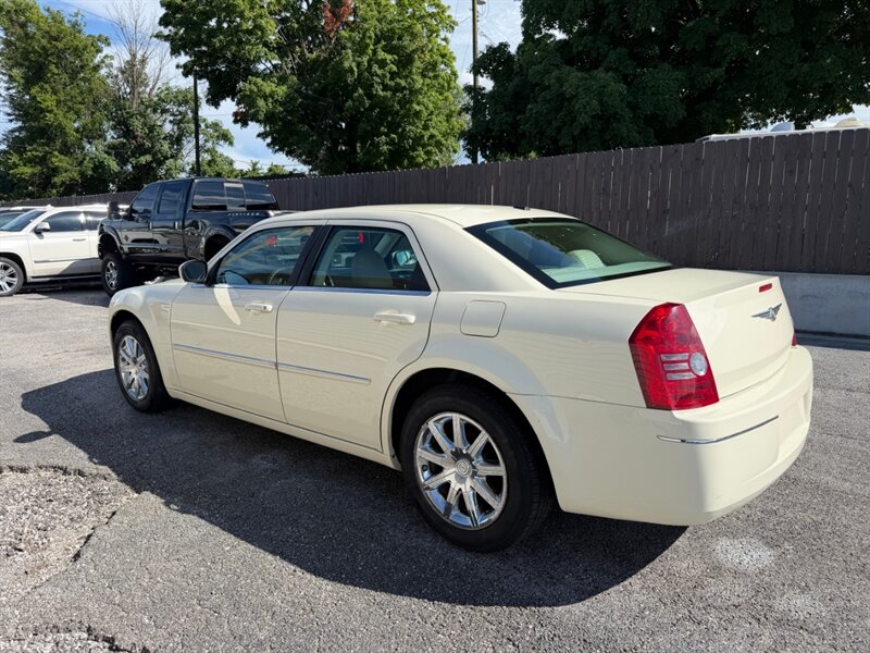 2009 Chrysler 300 Touring - Photo 8 - Nashville, TN 37210