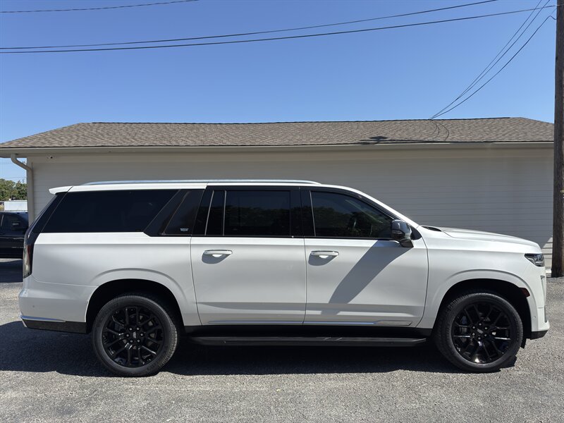 2023 Cadillac Escalade ESV Premium Luxury - Photo 1 - Nashville, TN 37210
