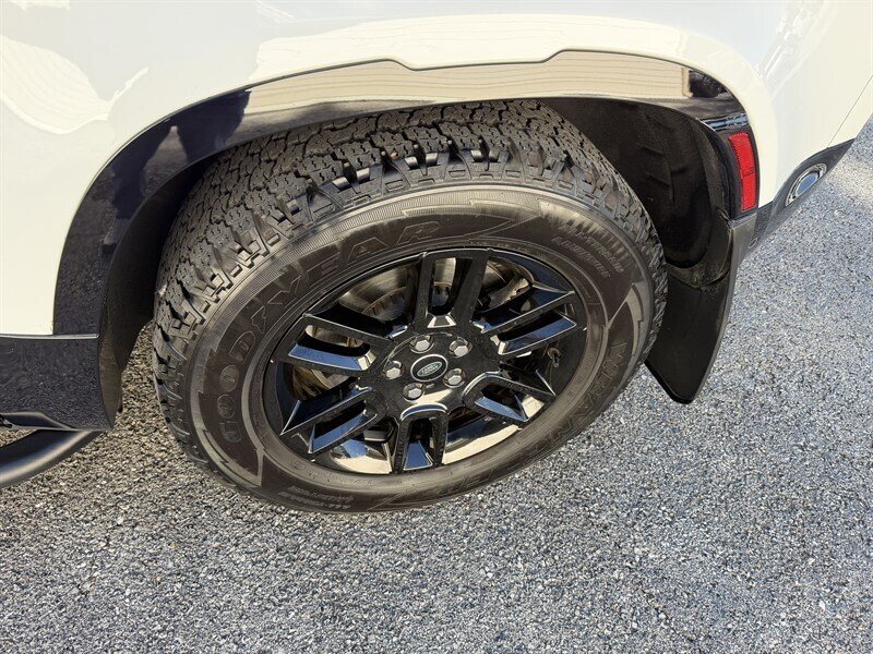 2023 Land Rover Defender 90 X-Dynamic SE   - Photo 14 - Nashville, TN 37210
