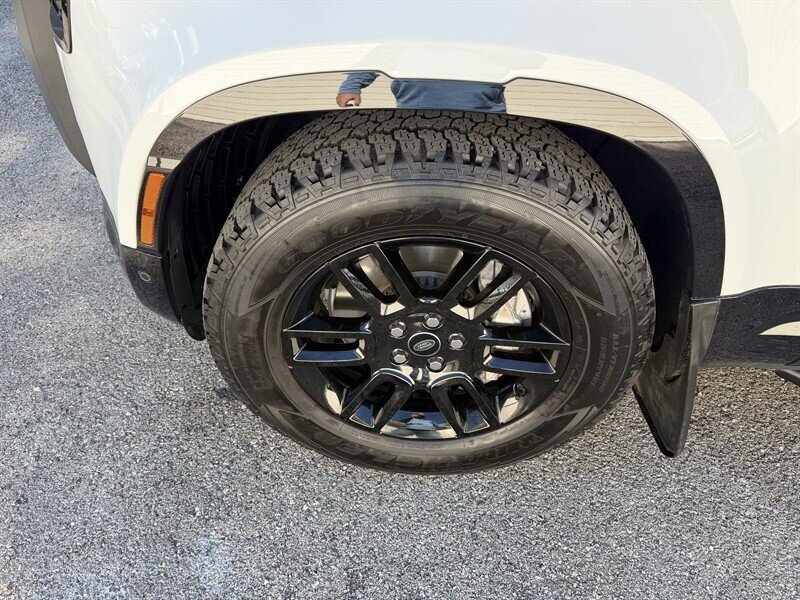 2023 Land Rover Defender 90 X-Dynamic SE   - Photo 12 - Nashville, TN 37210