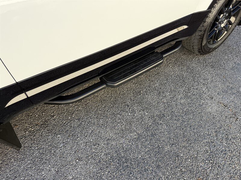 2023 Land Rover Defender 90 X-Dynamic SE   - Photo 13 - Nashville, TN 37210