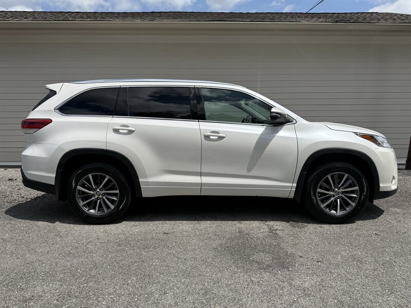 2017 Toyota Highlander XLE   - Photo 1 - Nashville, TN 37210