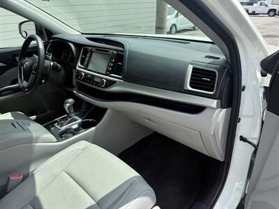 2017 Toyota Highlander XLE   - Photo 3 - Nashville, TN 37210