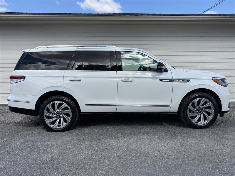 2024 Lincoln Navigator Reserve   - Photo 1 - Nashville, TN 37210