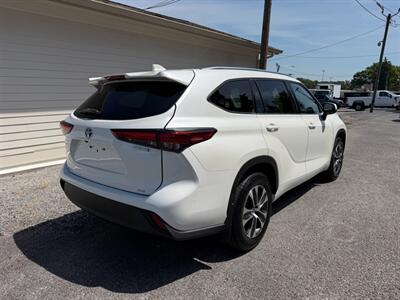 2021 Toyota Highlander Hybrid XLE   - Photo 10 - Nashville, TN 37210