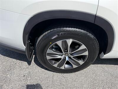 2021 Toyota Highlander Hybrid XLE   - Photo 11 - Nashville, TN 37210