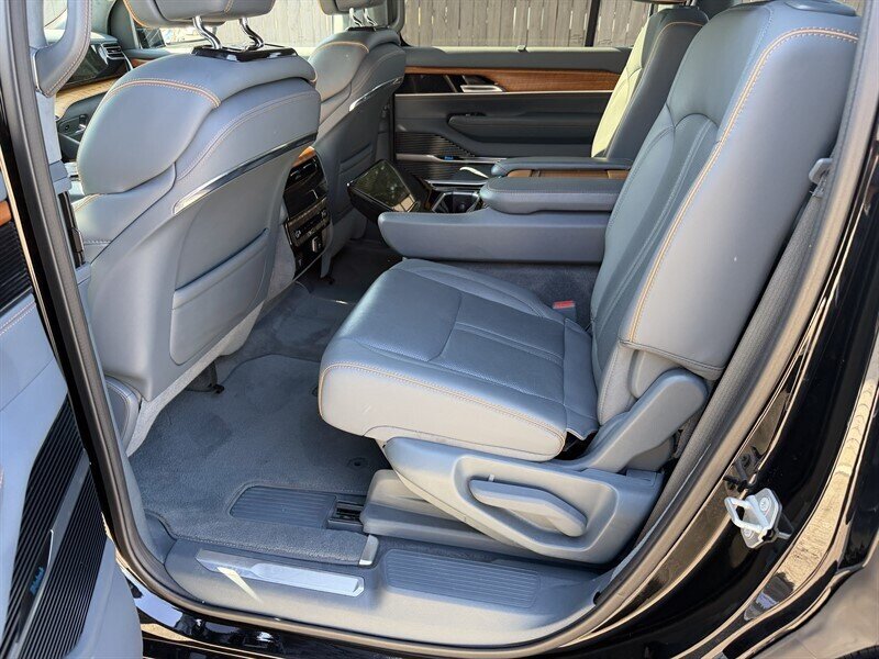 2022 Jeep Grand Wagoneer II photo 22