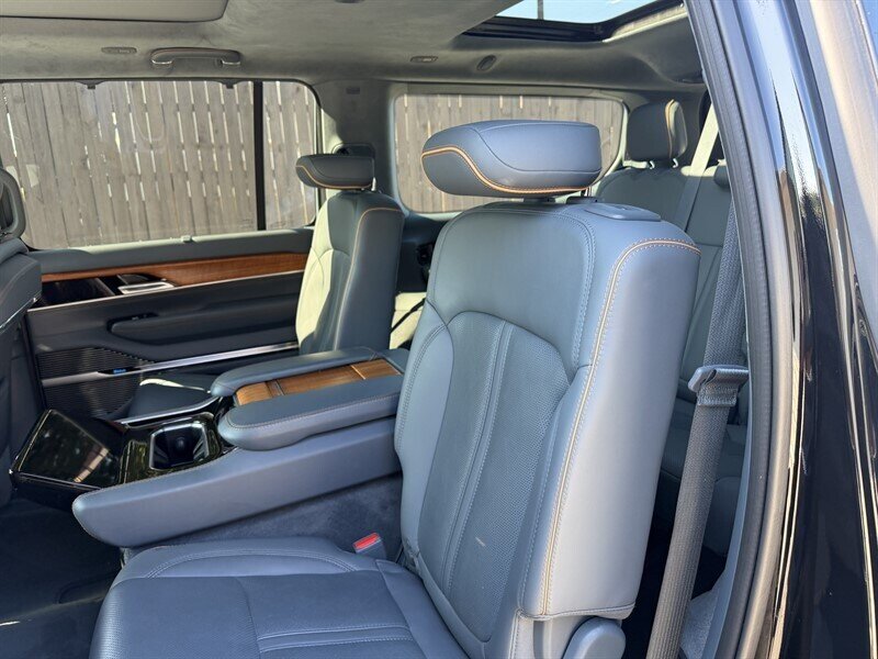 2022 Jeep Grand Wagoneer II photo 23