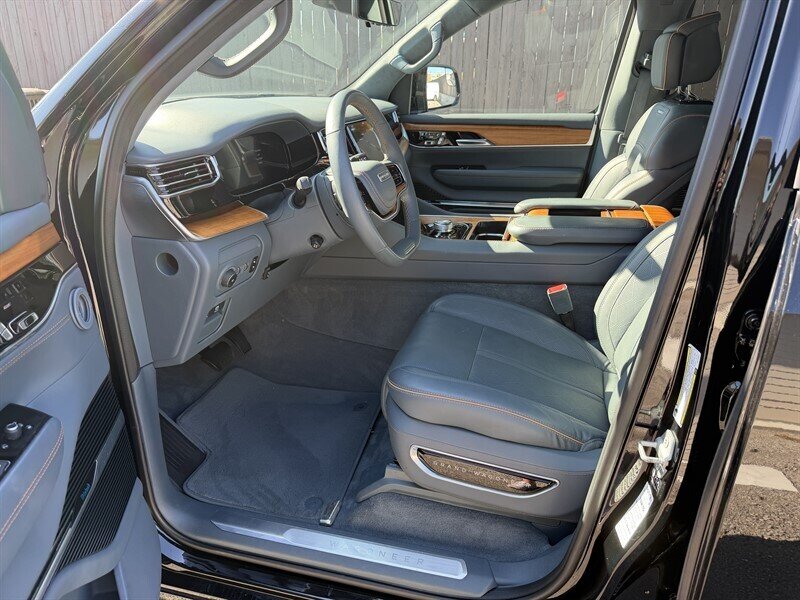 2022 Jeep Grand Wagoneer II photo 18