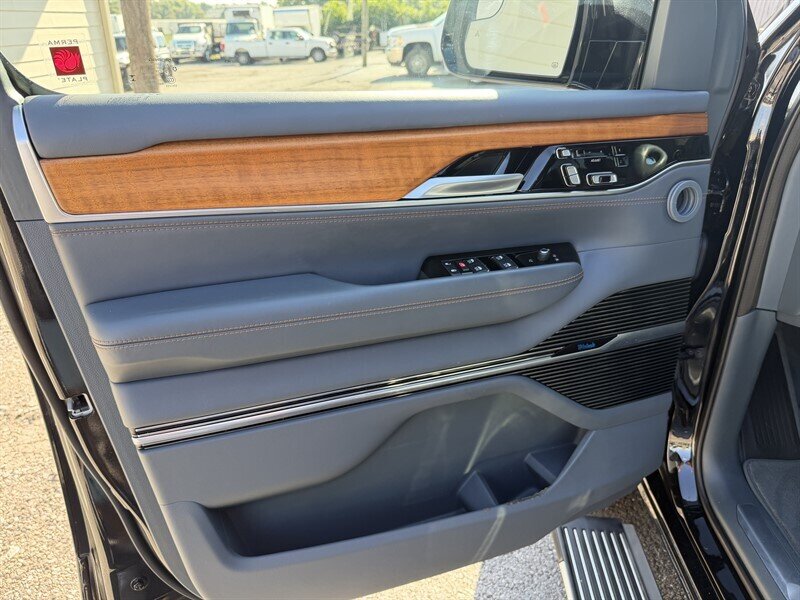 2022 Jeep Grand Wagoneer II photo 14