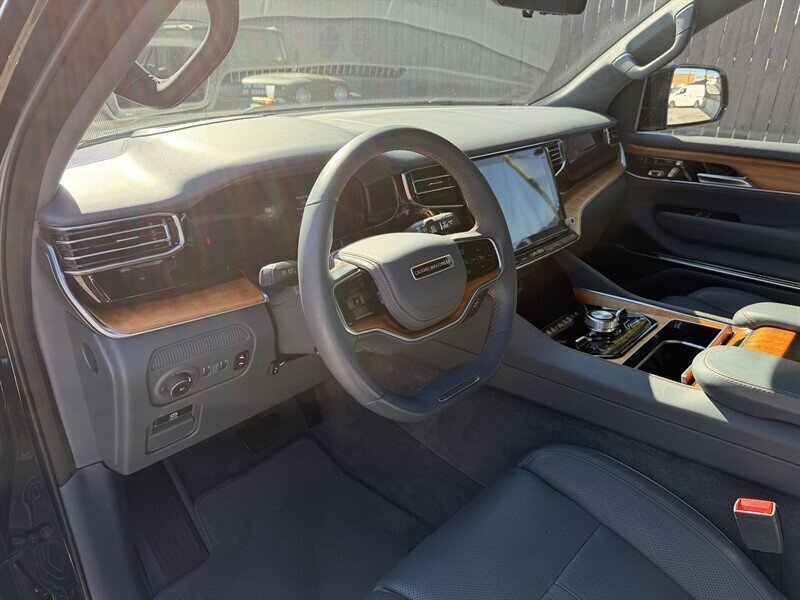 2022 Jeep Grand Wagoneer II photo 21