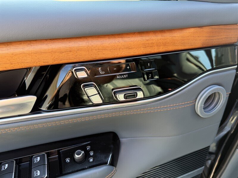 2022 Jeep Grand Wagoneer II photo 16