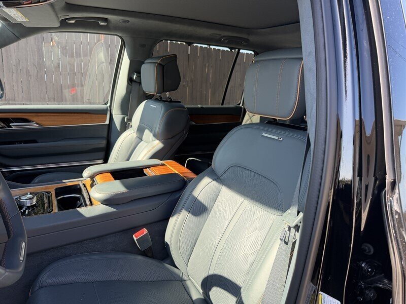2022 Jeep Grand Wagoneer II photo 19