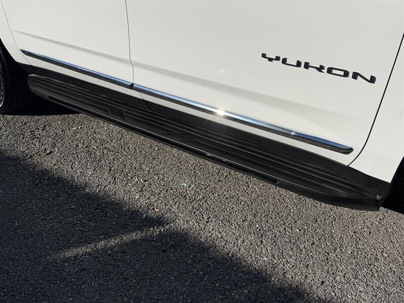 2023 GMC Yukon XL SLT - Photo 12 - Nashville, TN 37210