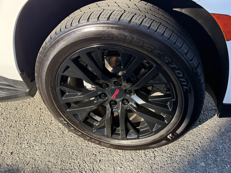 2023 GMC Yukon XL SLT - Photo 13 - Nashville, TN 37210