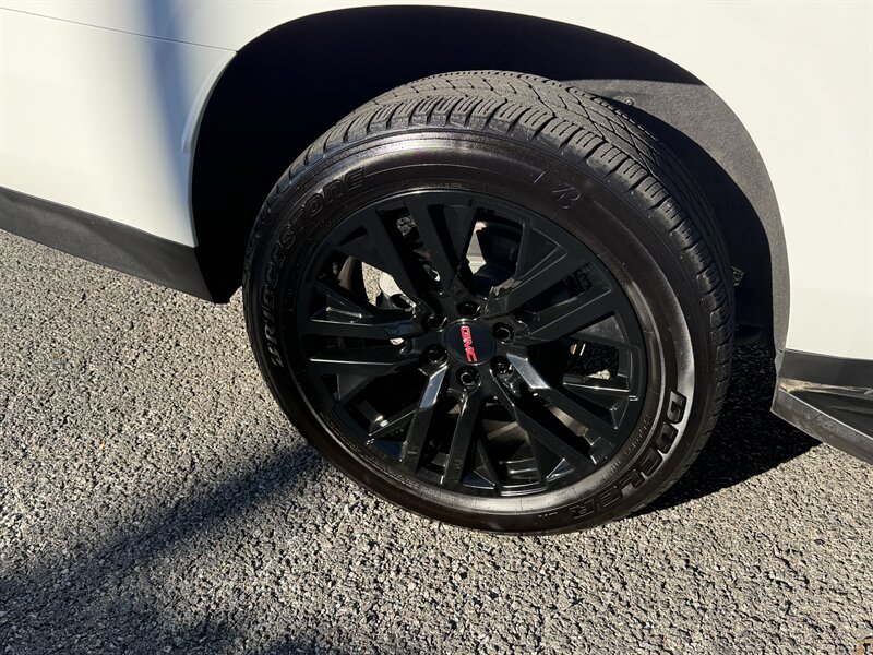 2023 GMC Yukon XL SLT - Photo 11 - Nashville, TN 37210