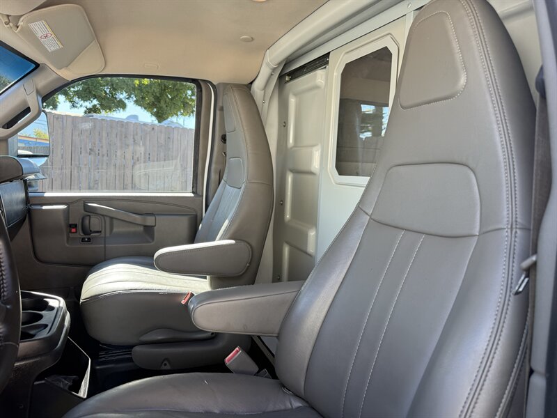 2021 Chevrolet Express 3500 - Photo 8 - Nashville, TN 37210
