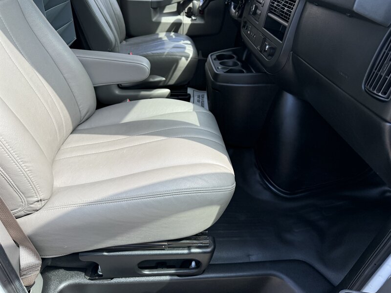 2018 Chevrolet Express 2500 Van photo 4