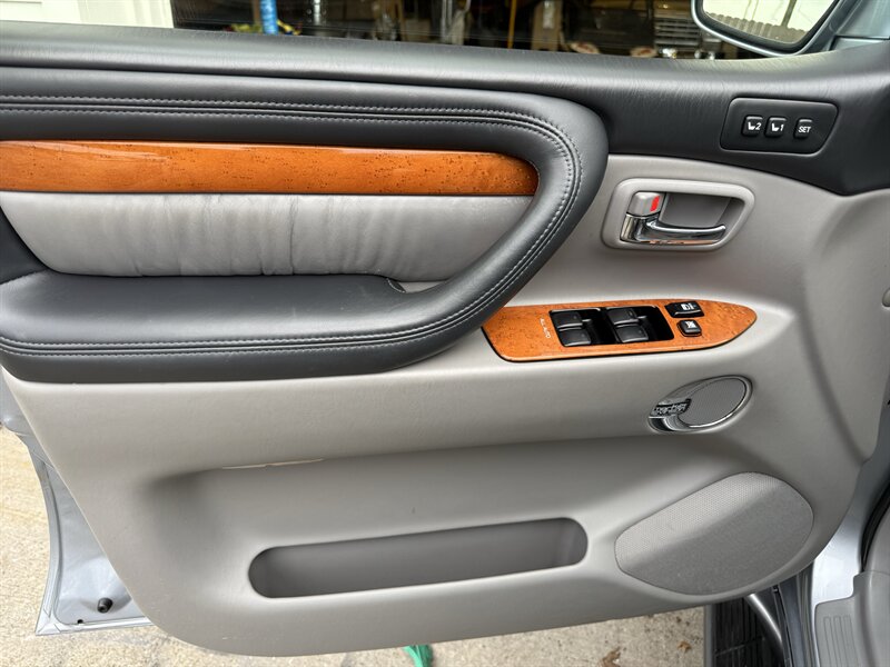 2005 Lexus LX 470 - Photo 56 - Nashville, TN 37210