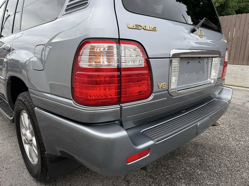 2005 Lexus LX 470 - Photo 28 - Nashville, TN 37210