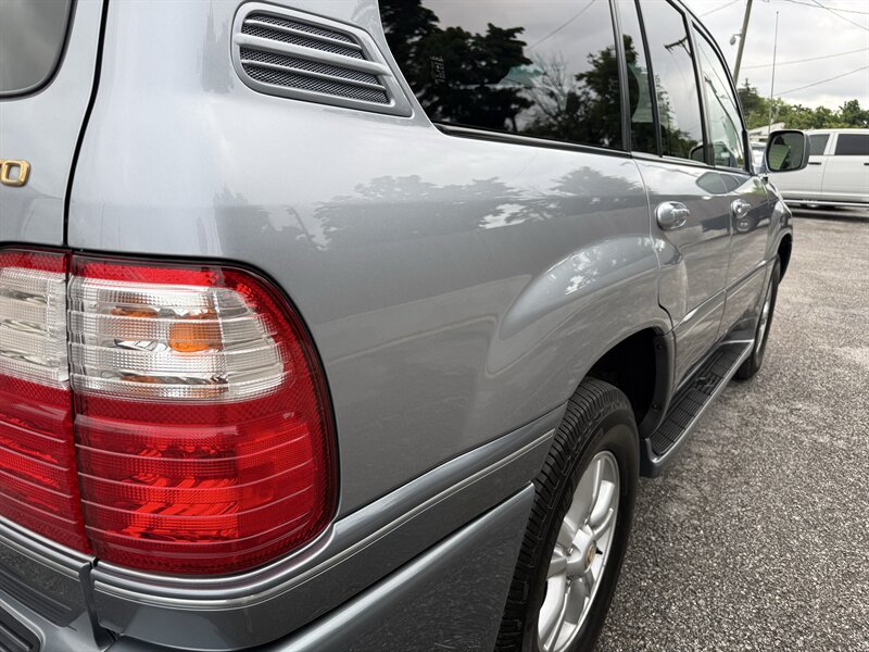 2005 Lexus LX 470 - Photo 25 - Nashville, TN 37210
