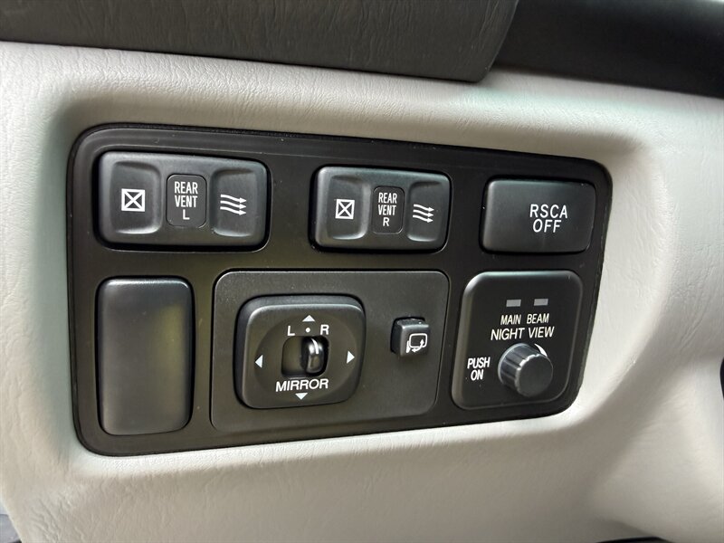 2005 Lexus LX 470 - Photo 42 - Nashville, TN 37210